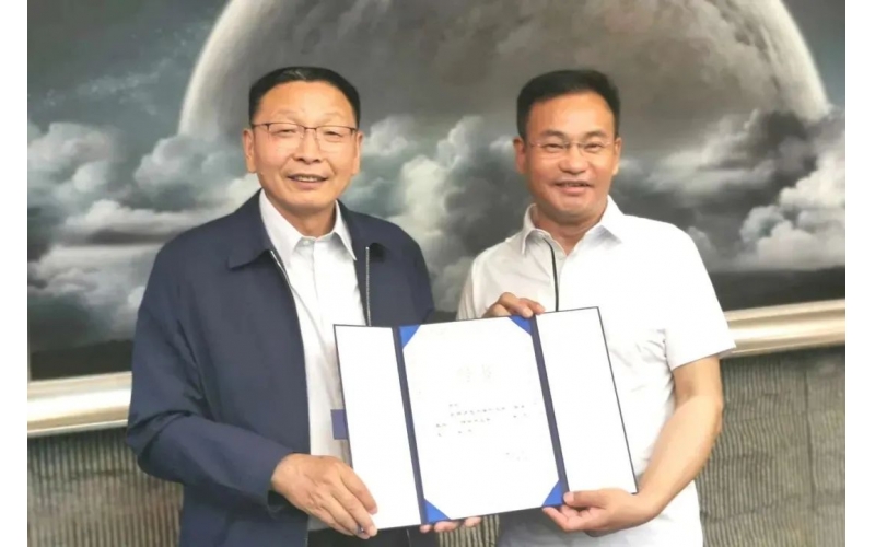 喀什大學(xué)教學(xué)實踐基地在野馬集團掛牌 陳剛受聘客座教授