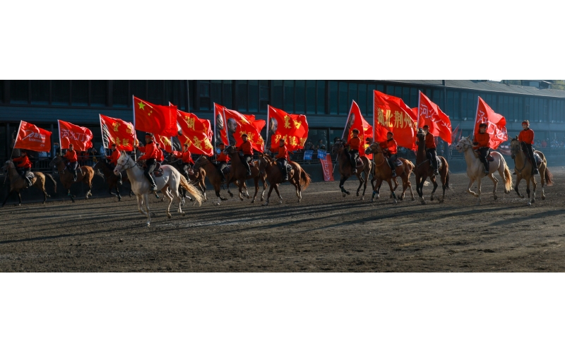 “唱著刀歌游新疆”—這些天，全國游客在這里歡聚